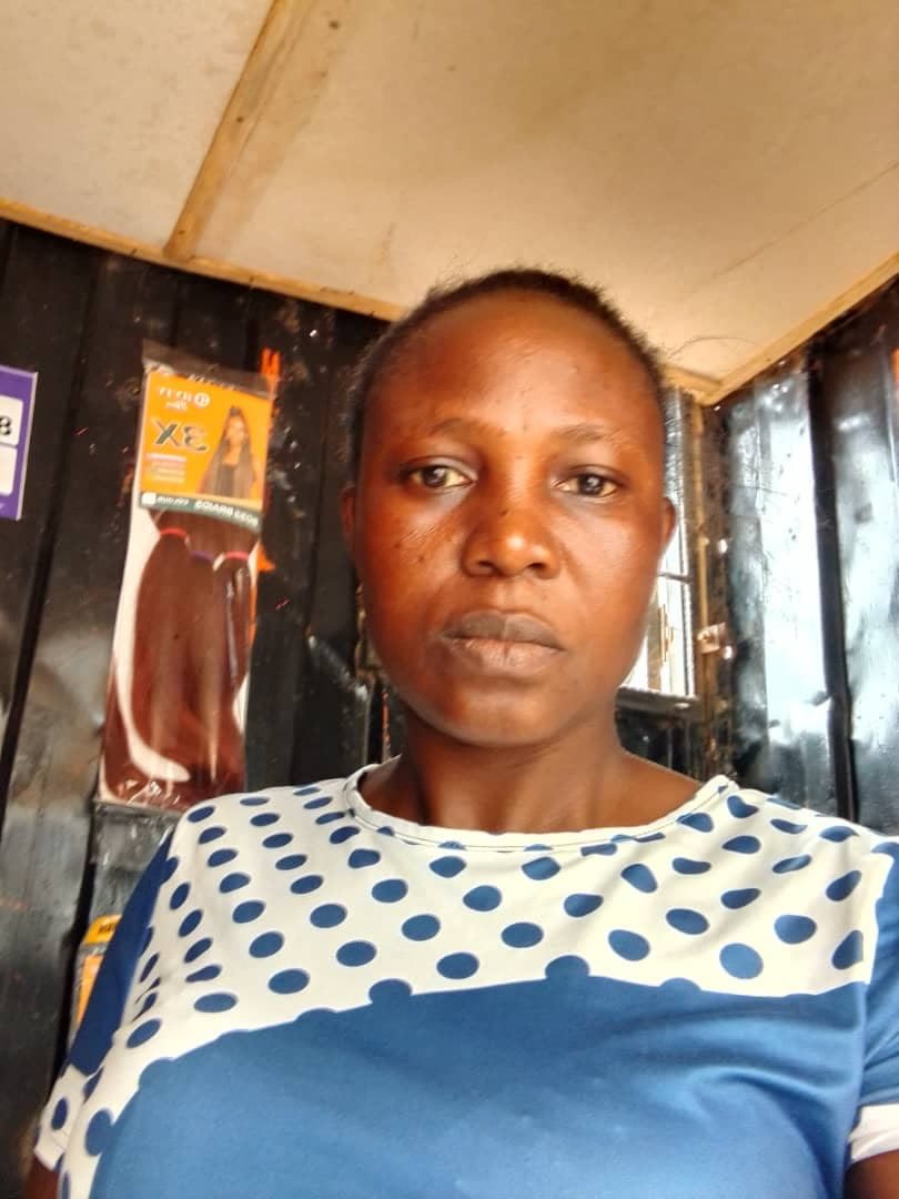 Olúwakẹ́mi, hairdresser